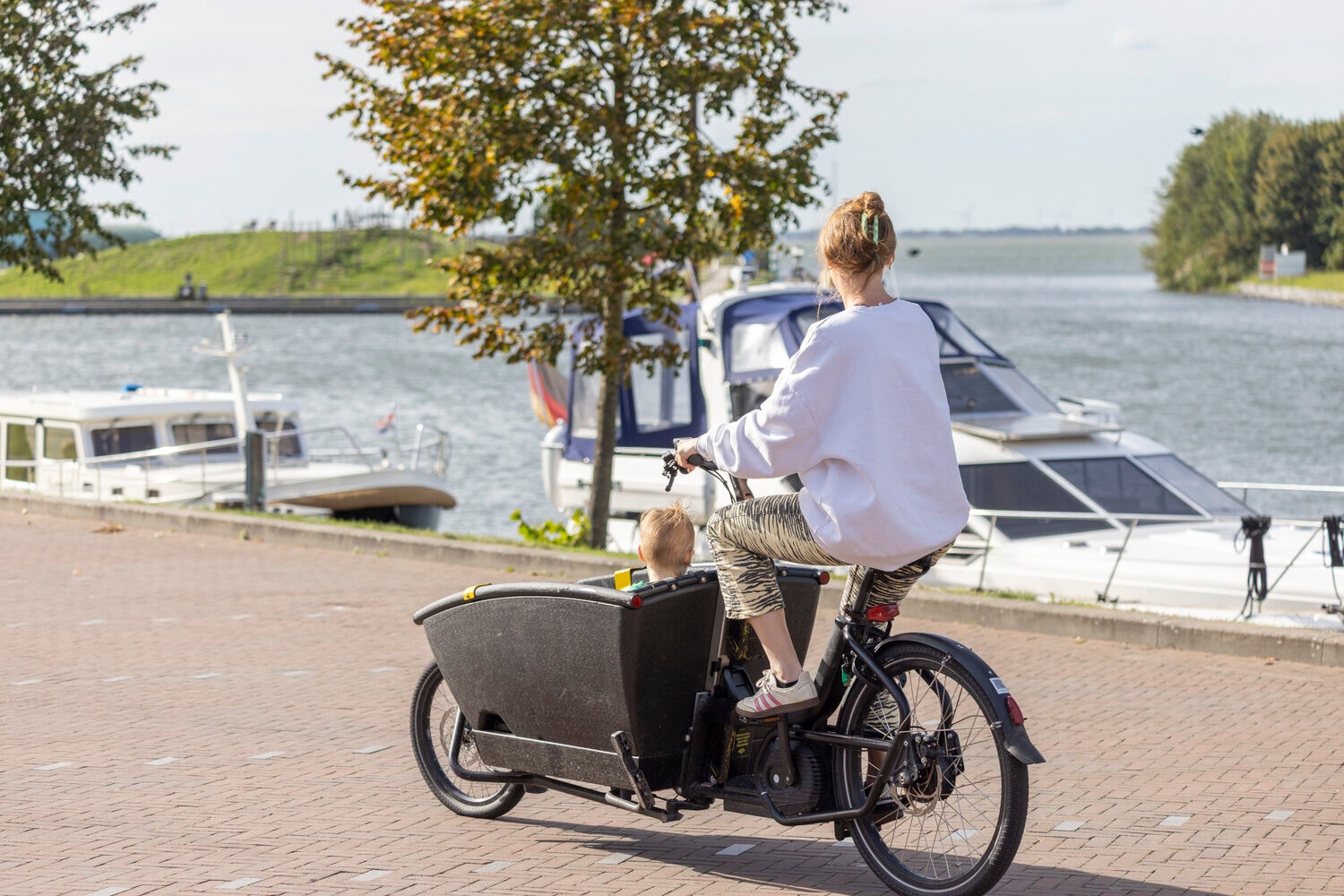 Elektrische bakfiets bij de haven van Harderwijk
