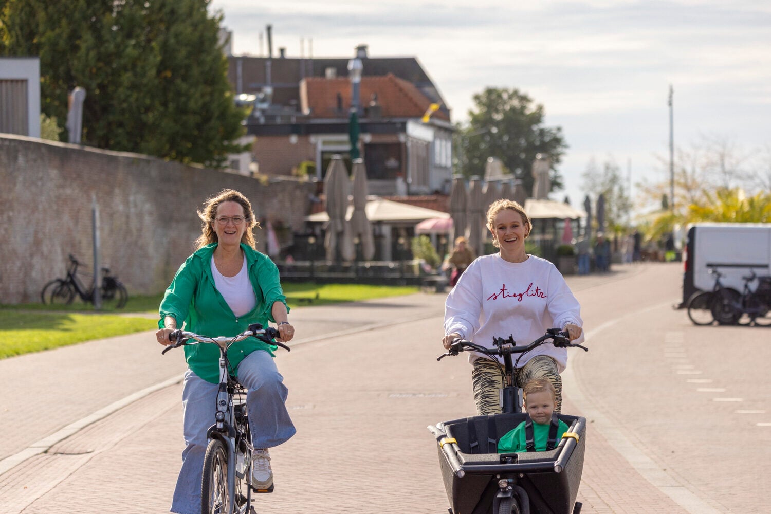 Moeder met kind in een elektrische bakfiets langs het water in Harderwijk
