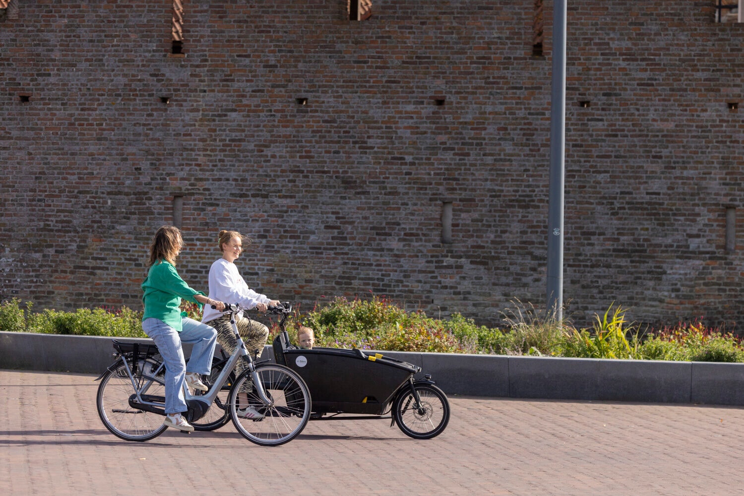 Bakfiets geparkeerd bij de haven van Harderwijk