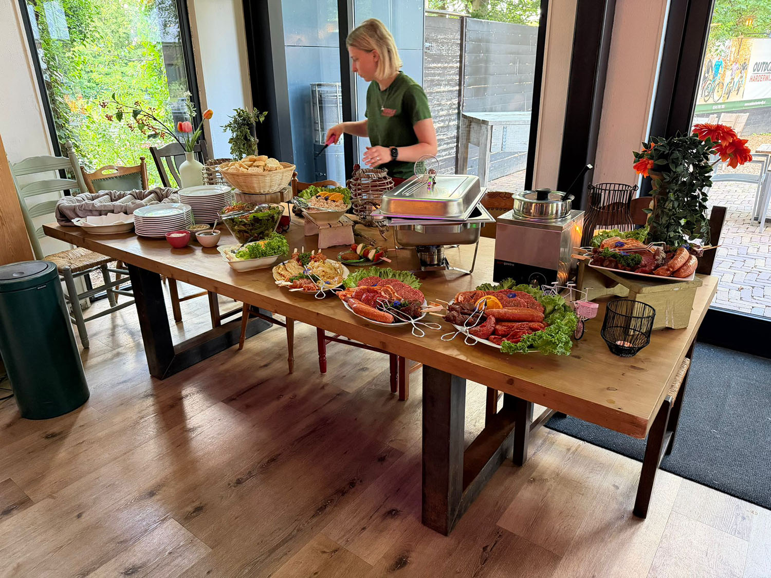 BBQ binnen bij Outdoor Harderwijk met gastvrouw Anne Ritmeester
