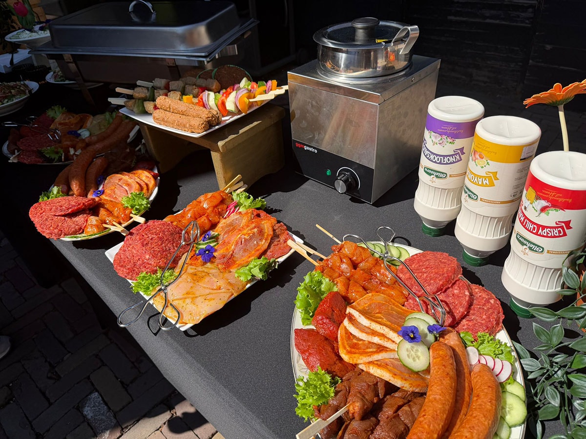 Bourgondische BBQ-vleesschalen bij Outdoor Harderwijk met spiezen, hamburgers en worsten