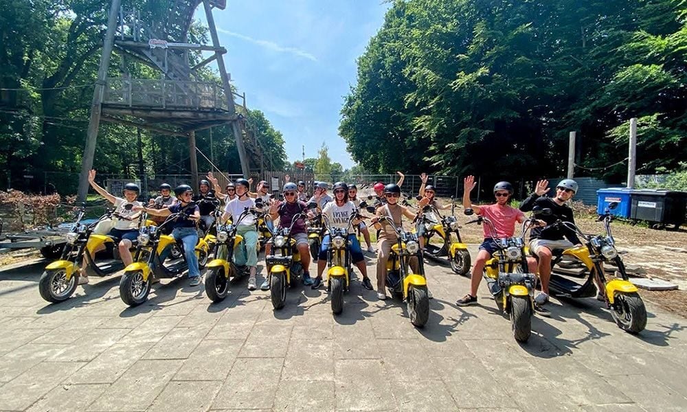 Groep collega's heeft een bedrijfsuitje op e-choppers in Harderwijk