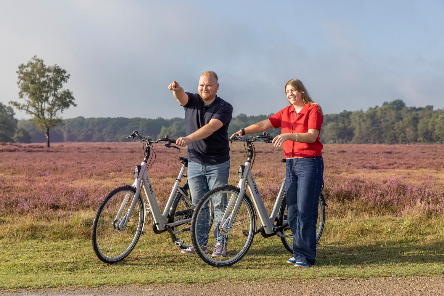 Man en vrouw met e-bikes op de heide