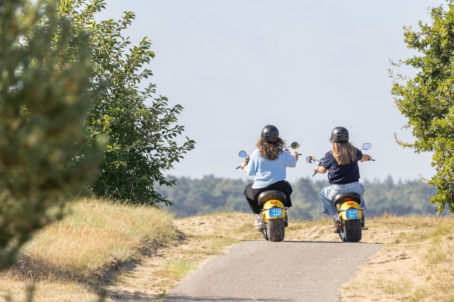 Twee e-choppers op een pad door de heide