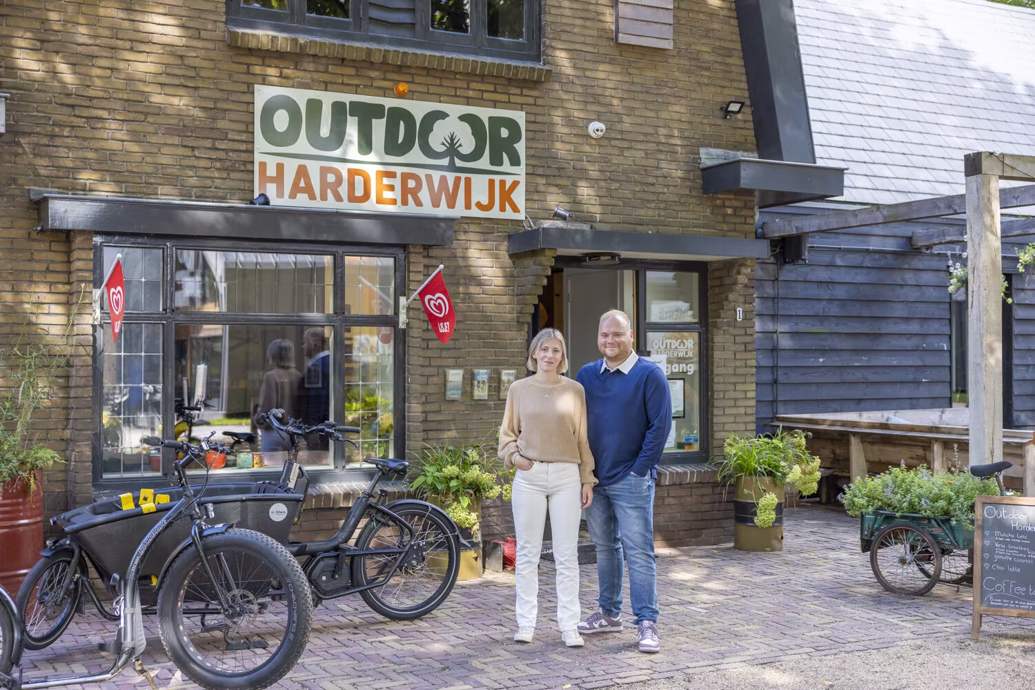 Eigenaren Thijs en Anne voor Outdoor Harderwijk pand