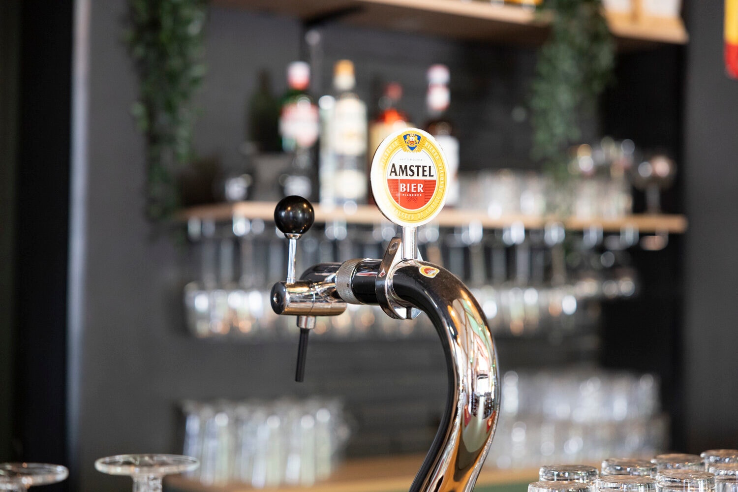 Zapfanlage mit Amstel-Logo im Restaurant von Outdoor Harderwijk