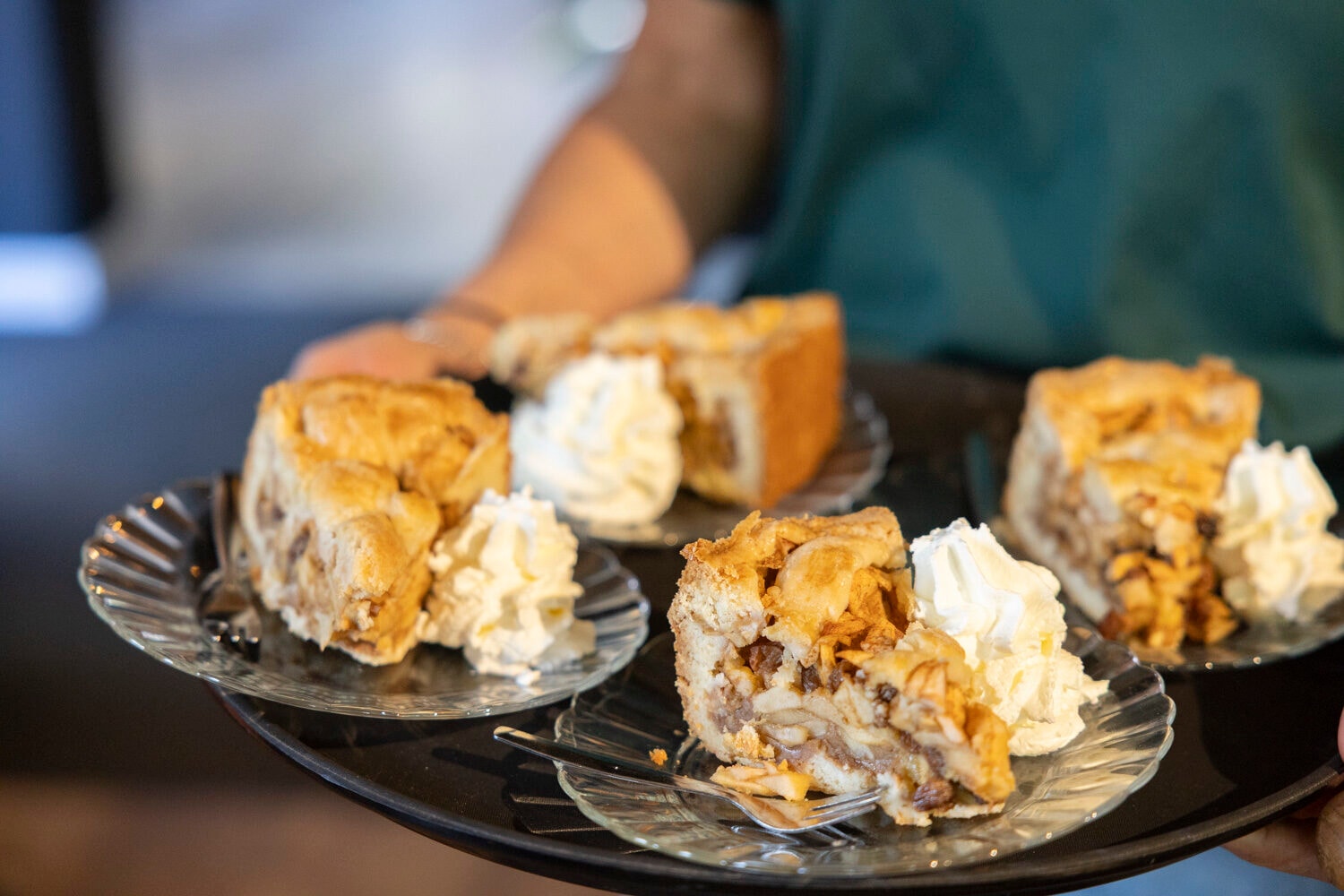 Appeltaart met slagroom op een schaal