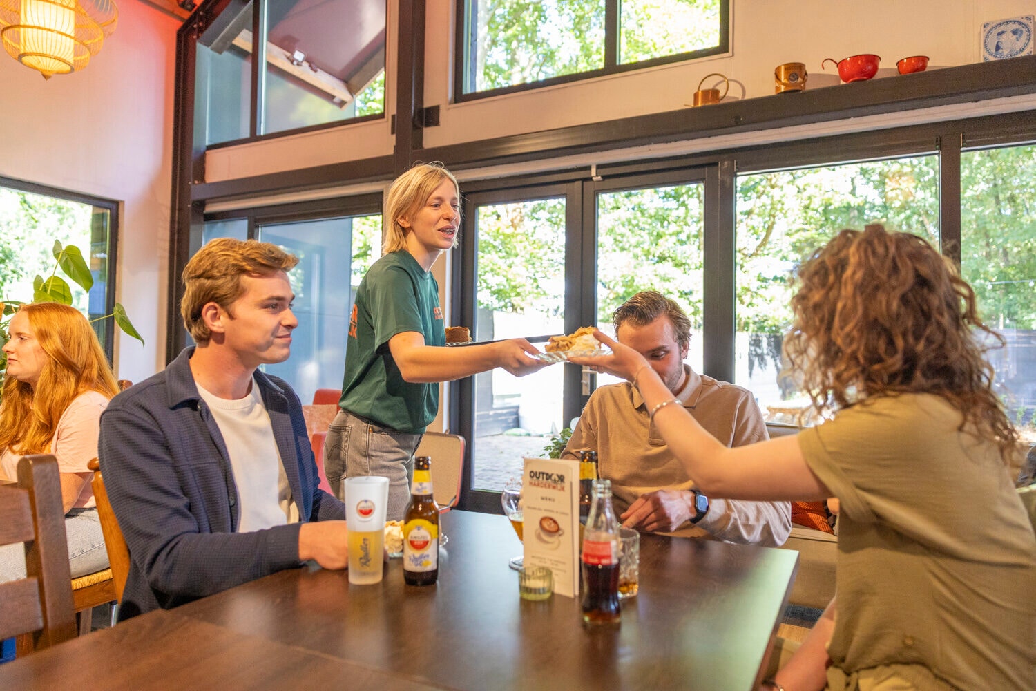 Gästen werden am Tisch Getränke serviert