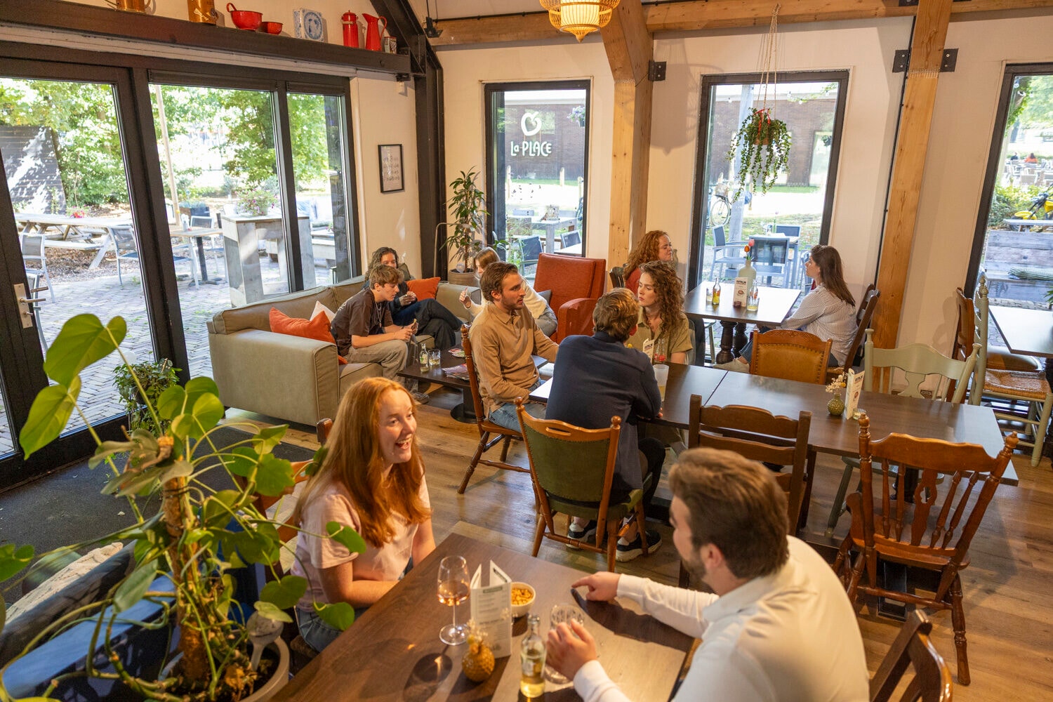 Gäste im Restaurant von Outdoor Harderwijk mit Blick auf die Terrasse