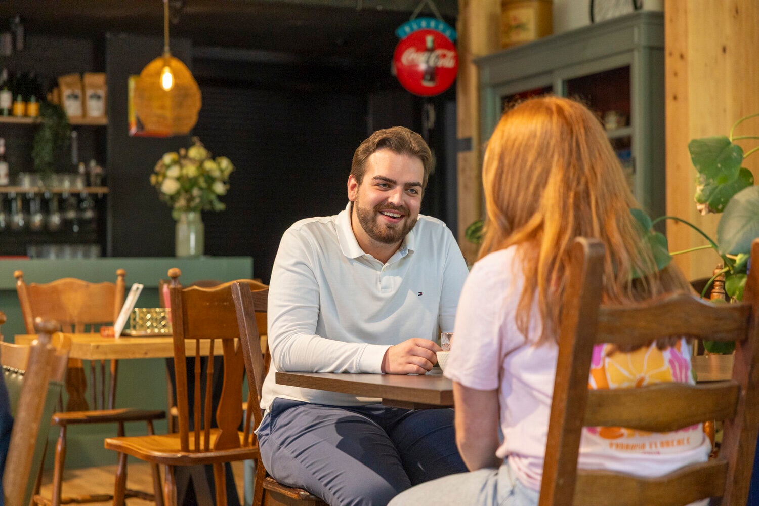 Man en vrouw in gesprek aan tafel in het restaurant