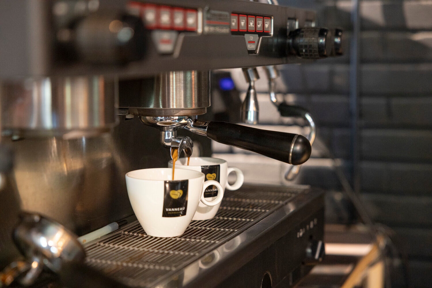 Kaffeemaschine mit einer Tasse Espresso