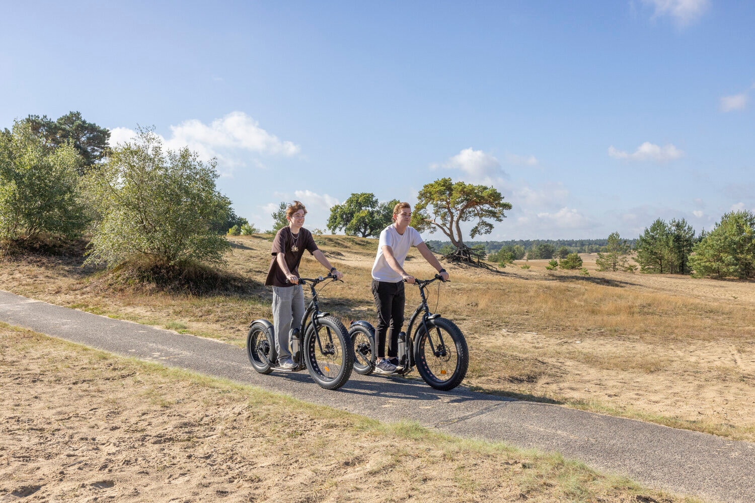 Twee mannen op gehuurde elektrische steps van Outdoor Harderwijk