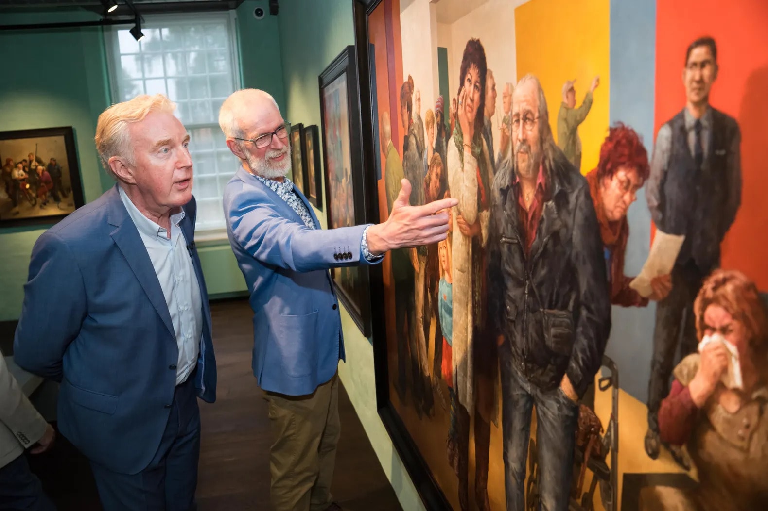 Bezoekers bekijken schilderijen in het Marius van Dokkum Museum