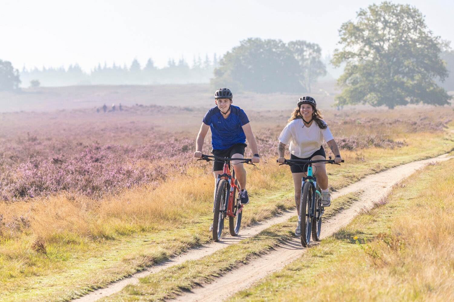 Mountainbikers op een smal pad door het bos