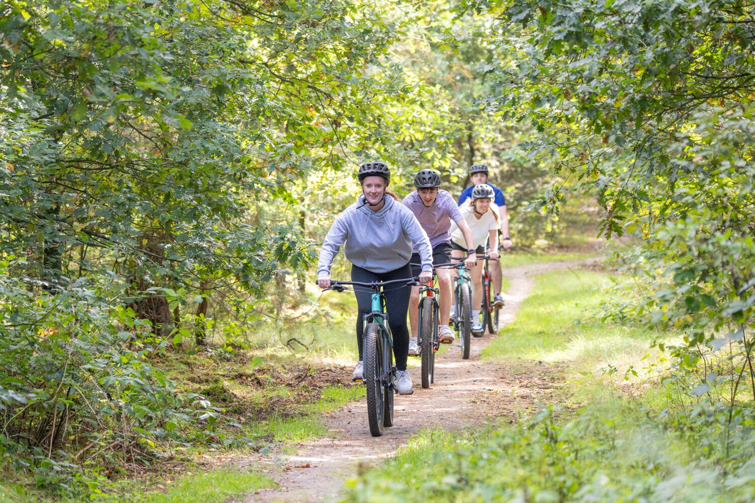 Mountainbiker in einer Kurve auf dem Singletrail