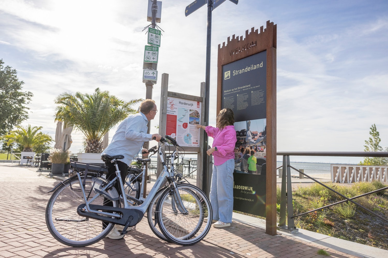 Fietsers op e-bikes bij knooppunt 82 op het Strandeiland Harderwijk