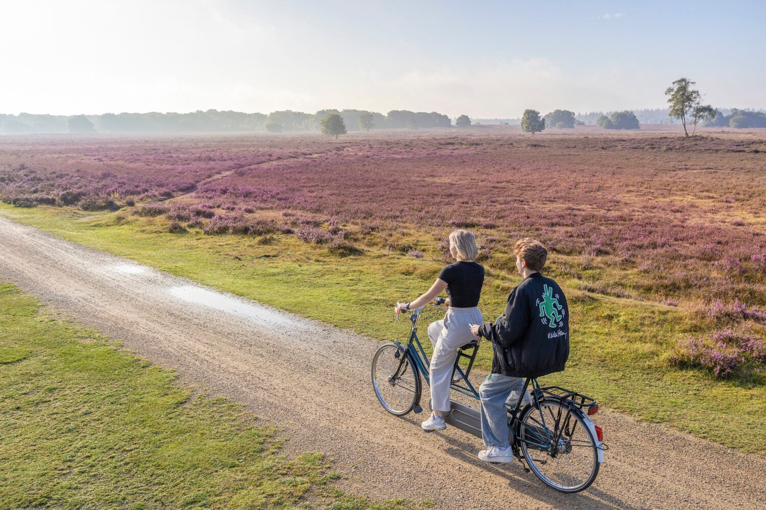Zwei Personen auf einem Tandem in der Heide