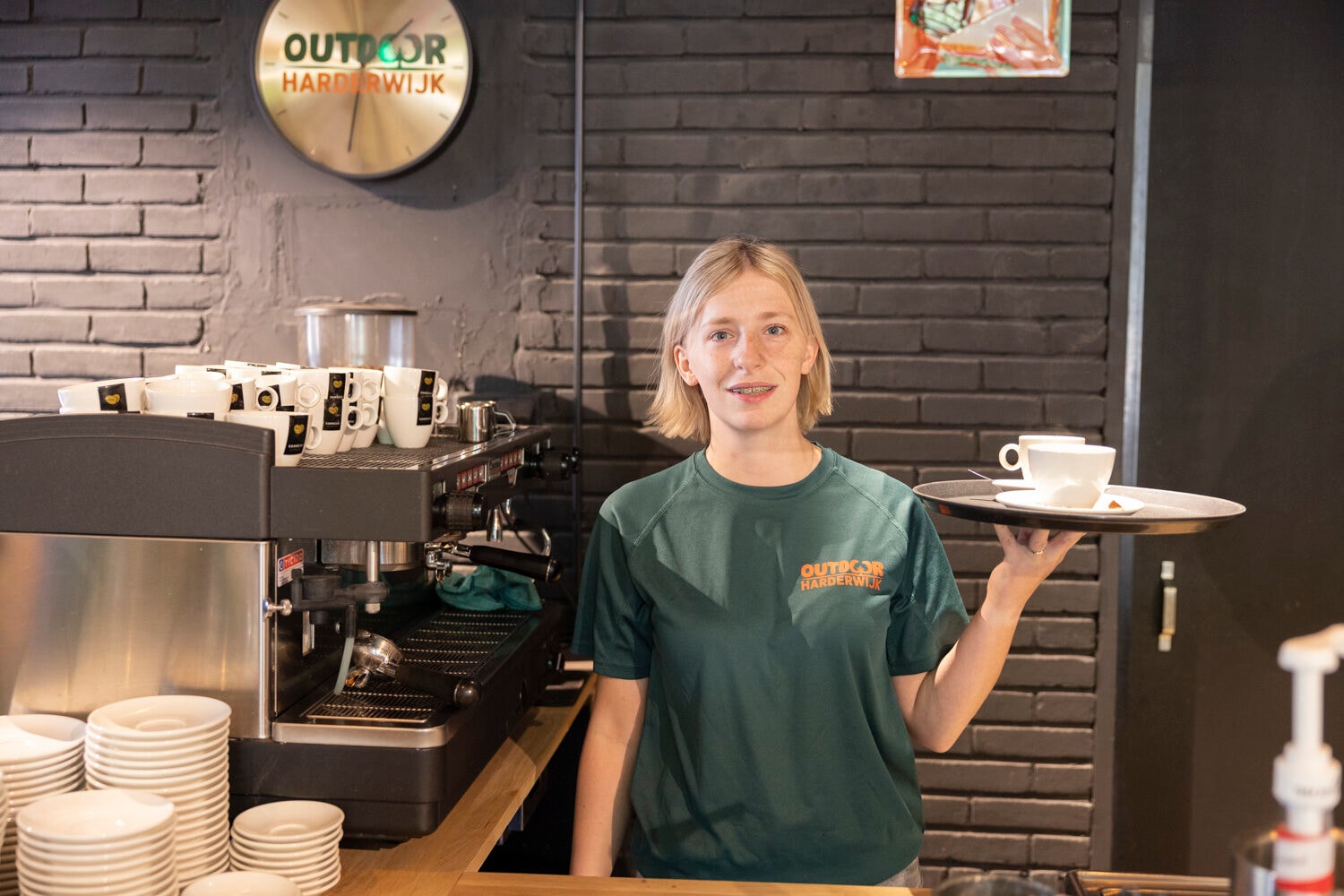 Medewerker serveert koffie voor bij de vergadering