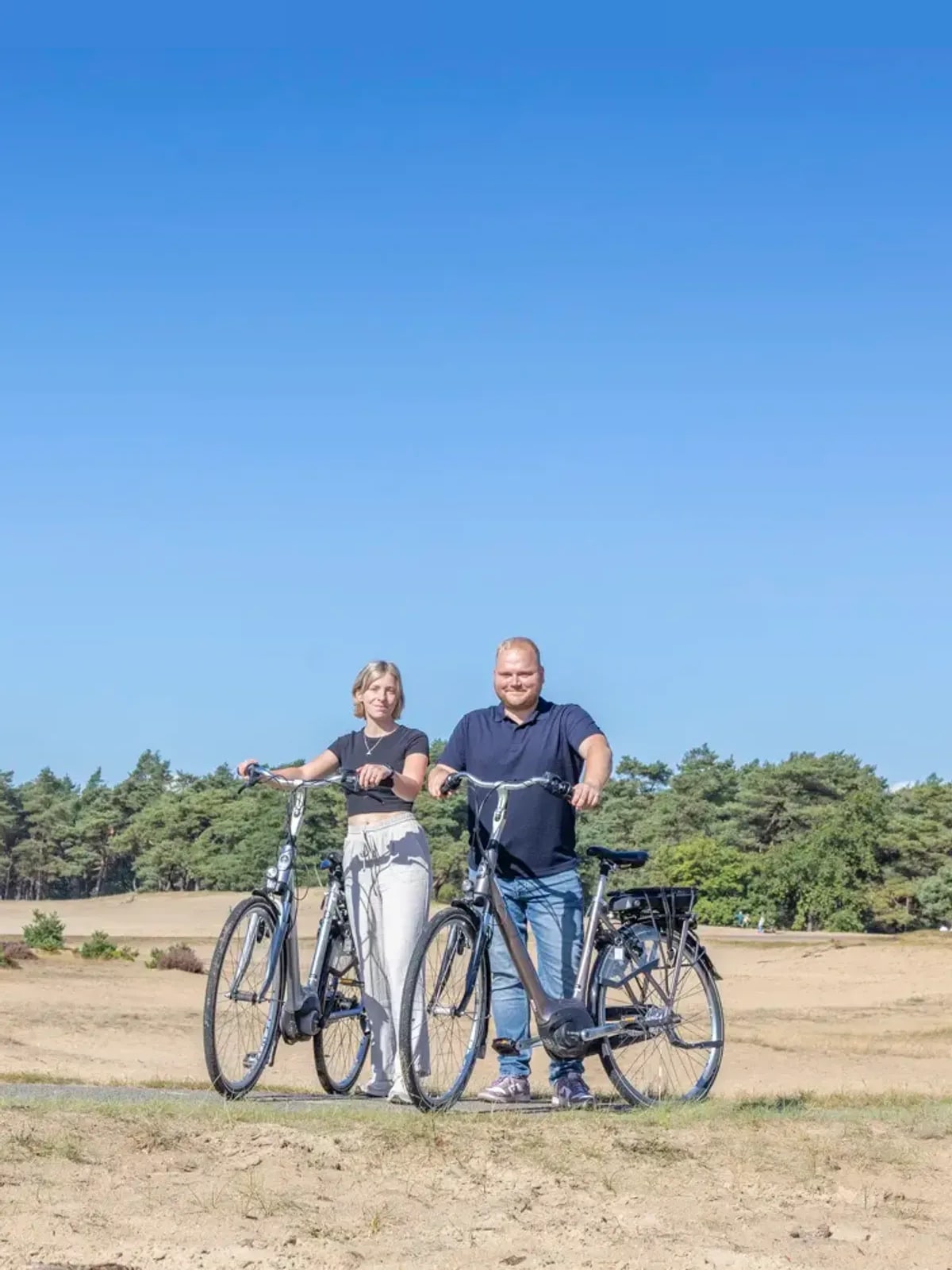 Fietsers in de historische binnenstad van Harderwijk
