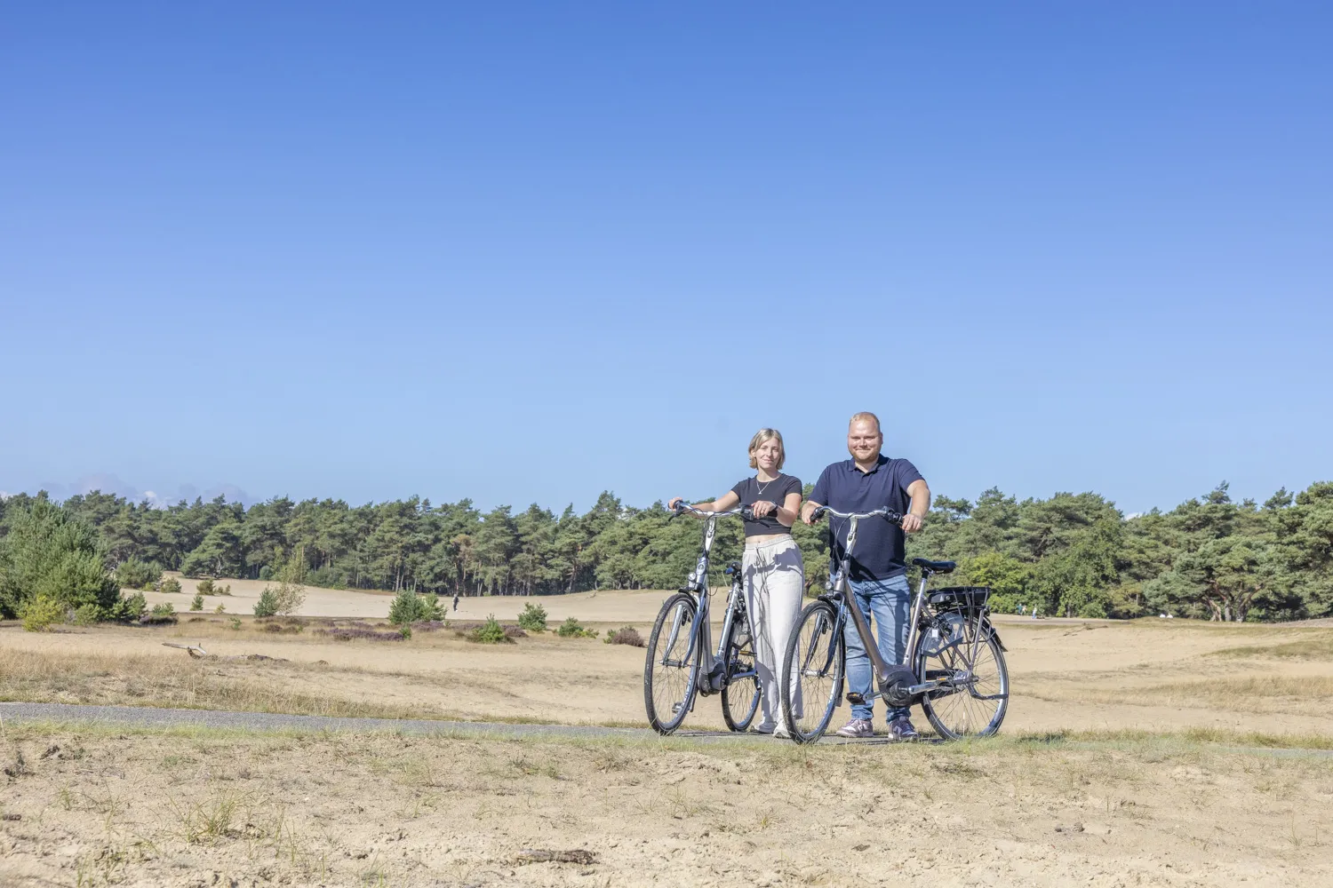 Fietsers in de historische binnenstad van Harderwijk