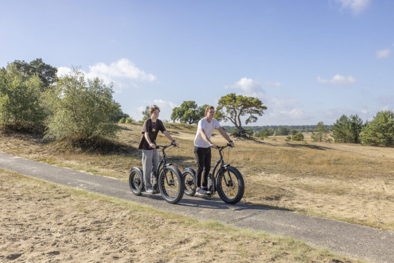 2 mannen op gehuurde elektrische steps van Outdoor Harderwijk