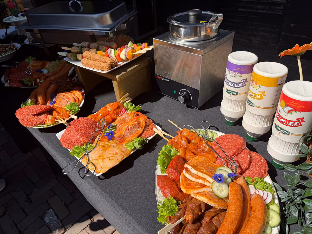 Bourgondische BBQ-vleesschalen bij Outdoor Harderwijk met spiezen, hamburgers en worsten