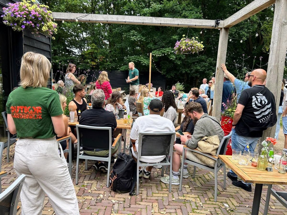 bedrijfsfeest van Outdoor Harderwijk gasten op terras
