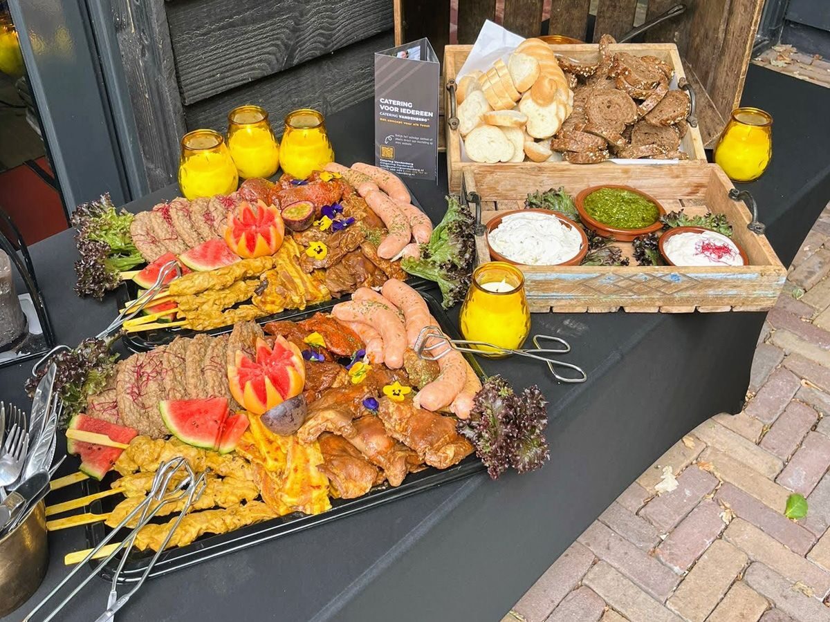 BBQ en buffet met brood, sauzen en gegrild vlees bij Outdoor Harderwijk, catering voor bedrijfsuitjes in Harderwijk.