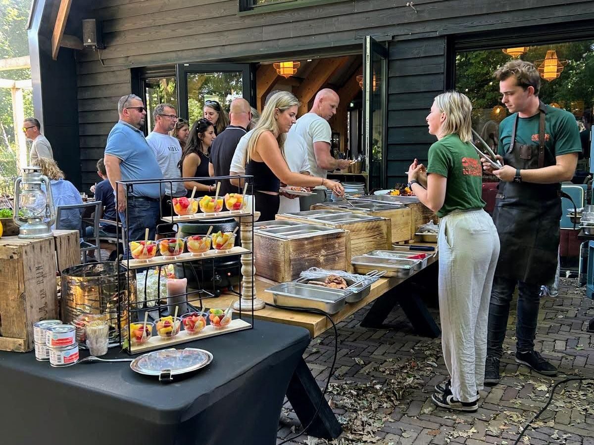 gasten bij buffet Outdoor Harderwijk