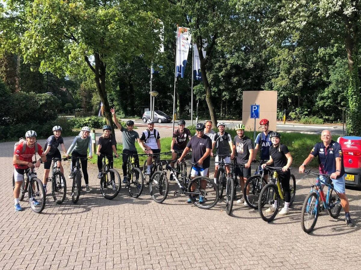 groep mensen op gehuurde mountainbikes bij Outdoor Harderwijk