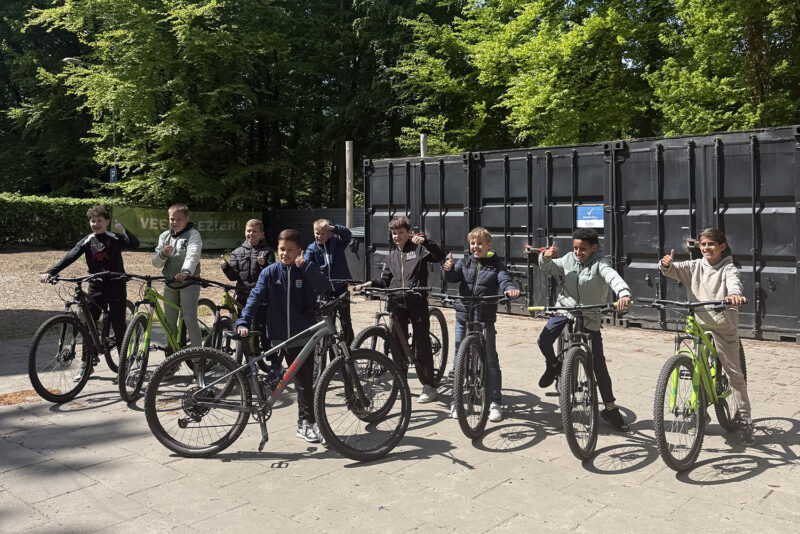 Kinderfeestje in Harderwijk met kinderen op mountainbikes bij Outdoor Harderwijk aan de rand van de Veluwe