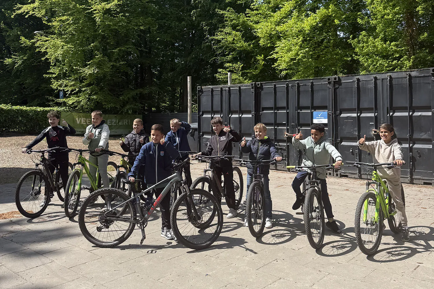 Kinderfeestje in Harderwijk met kinderen op mountainbikes bij Outdoor Harderwijk aan de rand van de Veluwe