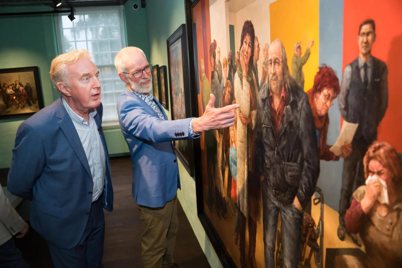 André van Duin en Marius van Dokkum bekijken samen een schilderij in het Marius van Dokkum Museum.