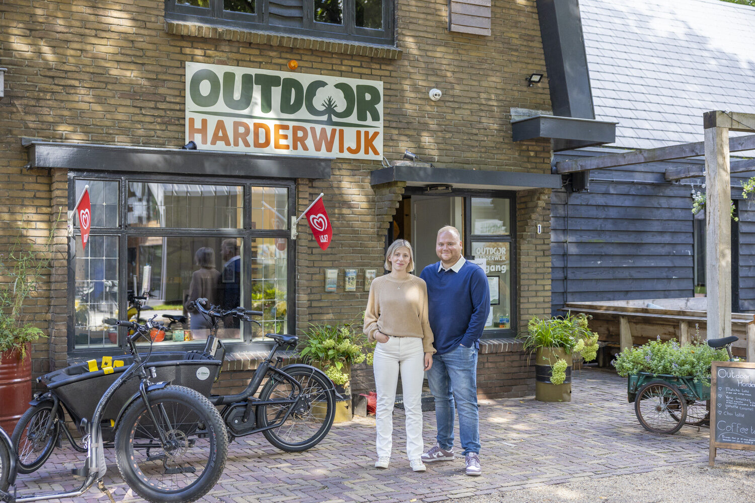 Eigenaren Thijs en Anne voor Outdoor Harderwijk pand