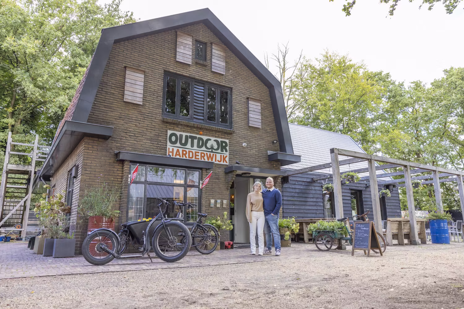 Bedrijfspand van Outdoor Harderwijk met eigenaren Thijs en Anne voor de ingang