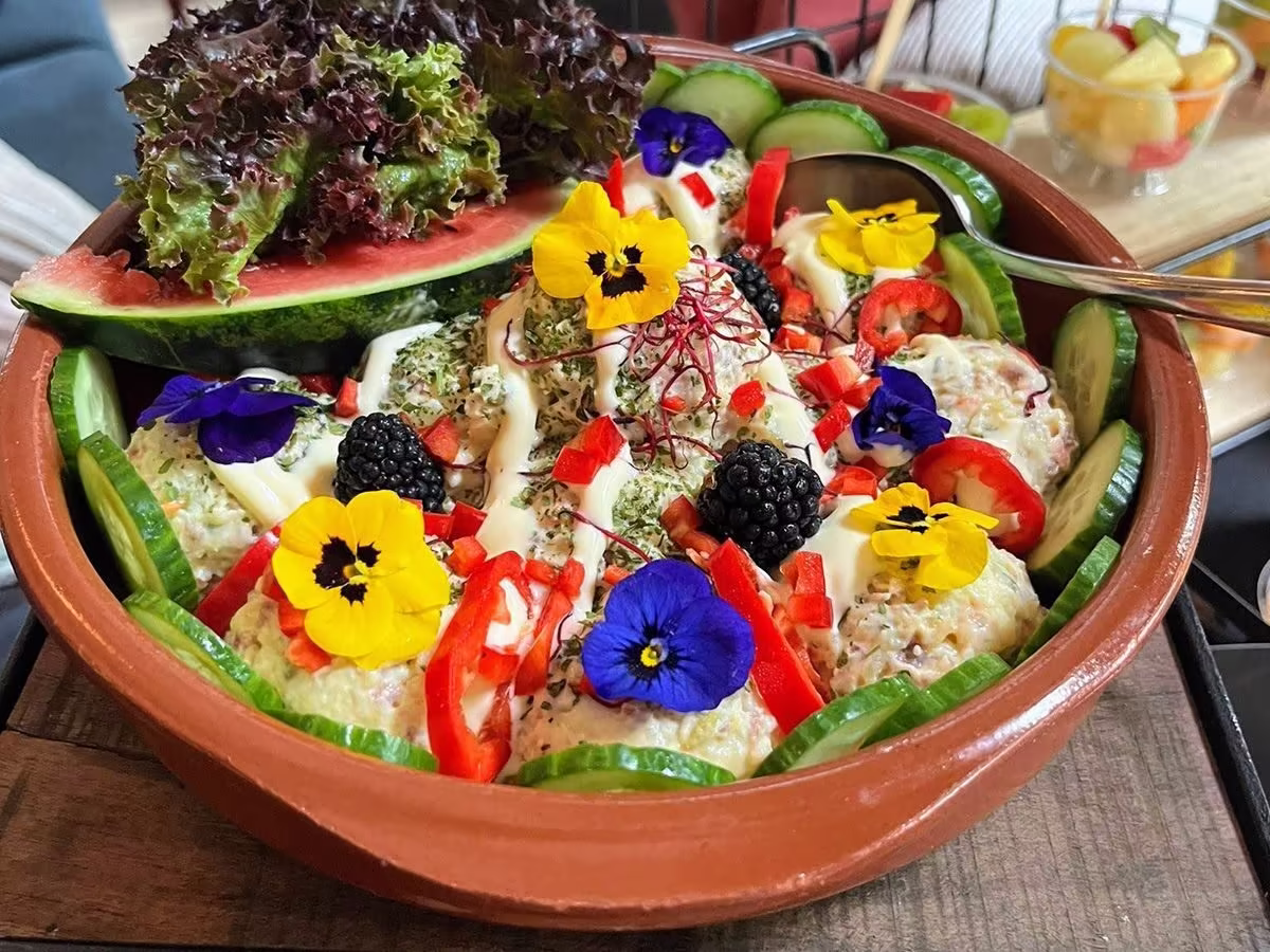 prachtige salade met bloemen buffet Outdoor Harderwijk