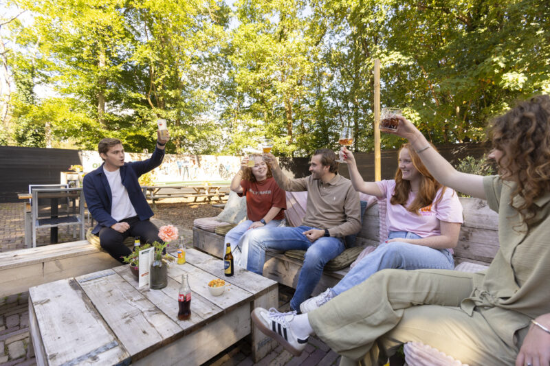 Groep geniet van een borrel tijdens een vrijgezellenuitje bij Outdoor Harderwijk